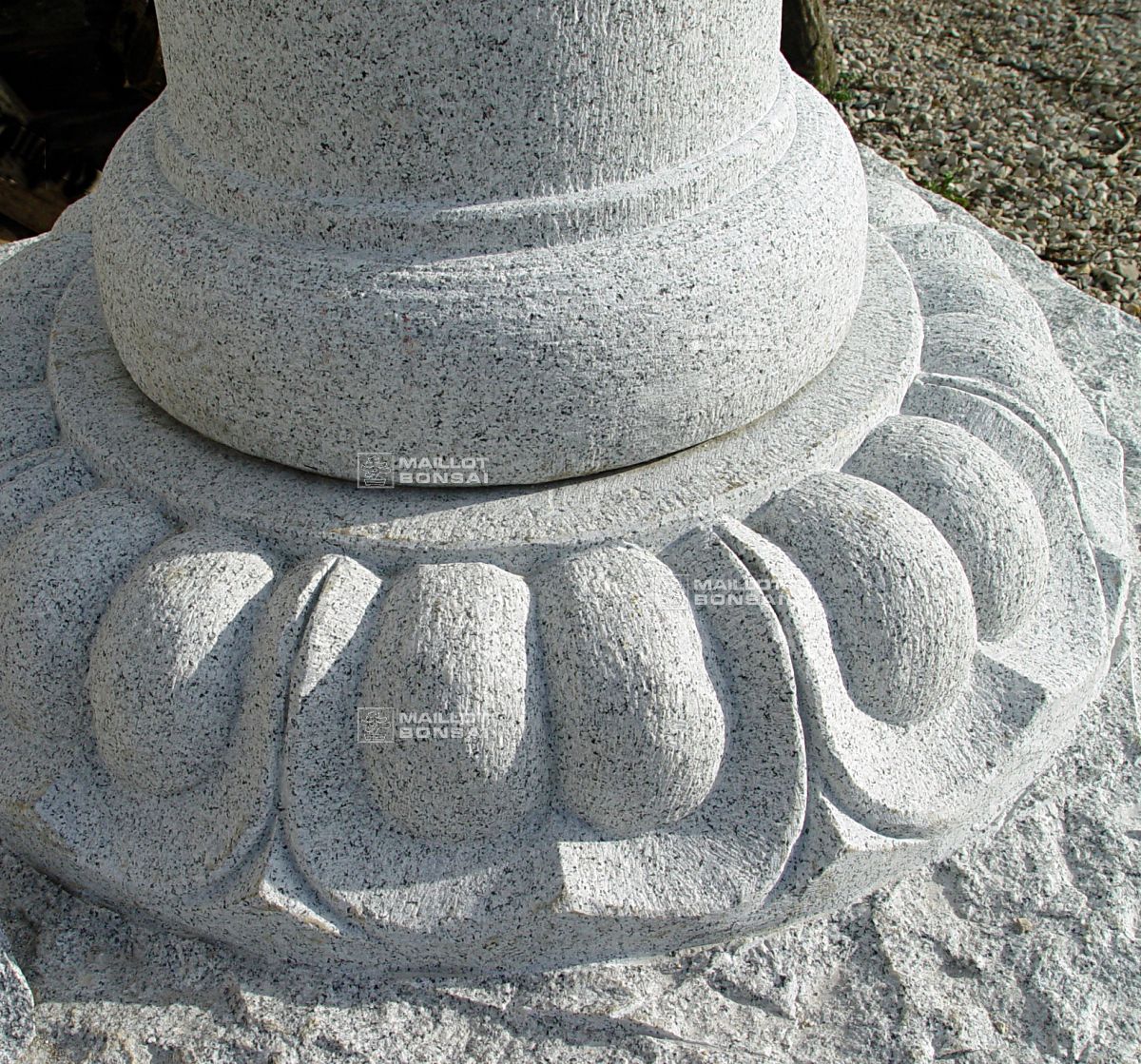 Lanterne japonaise en pierre Nuresagi Gata 210 cm - Bonsai Plaza